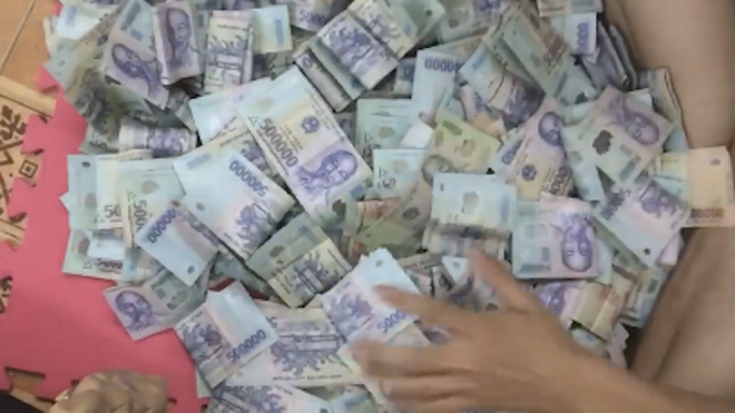 Khó tin nhưng có thật: Đập heo đất nuôi 2 năm đủ tiền mua ô tô