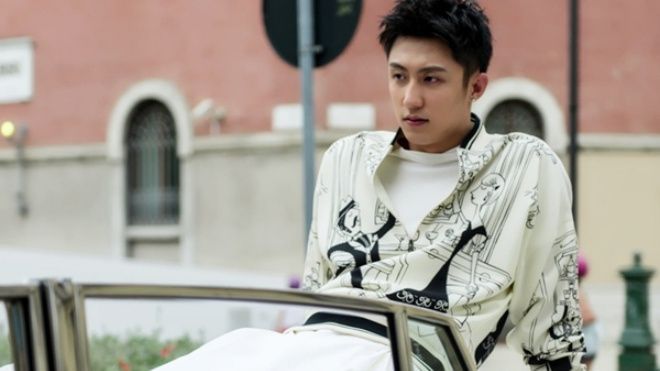 Hoảng Cảnh Du khẳng định vị trí nam thần với loạt ảnh mới ở Milan