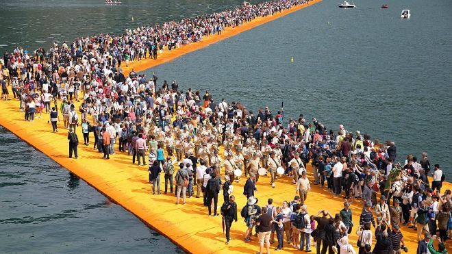 Du khách 'rồng rắn' xếp hàng trên con đường 3km giữa hồ