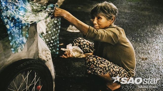 Tự sự của cụ bà vô gia cư ở Sài Gòn: 'Trời mưa khổ lắm con ơi!'