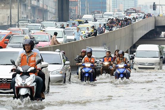 Mưa lớn nhất trong 25 năm qua, người dân Bangkok chèo thuyền trên phố