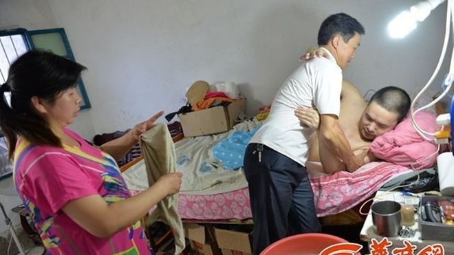 Kỳ lạ cuộc tình tay ba hạnh phúc dưới một mái nhà