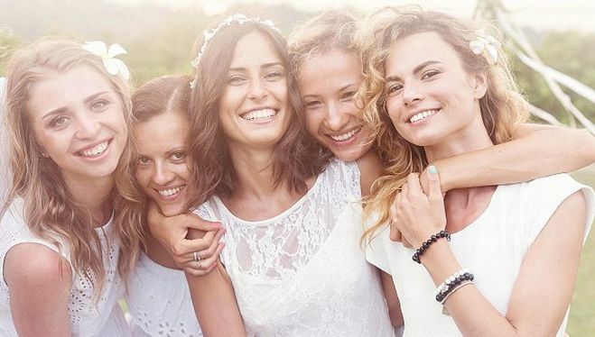 Cô dâu quá đáng, đòi hỏi phù dâu góp tiền mua váy cưới hàng hiệu