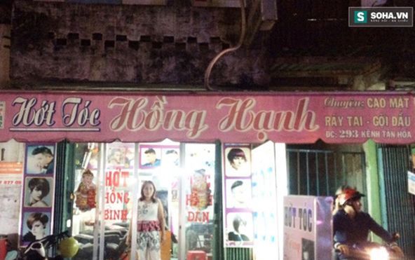 Hai thanh niên uy hiếp nữ chủ tiệm cắt tóc trong nhà vệ sinh
