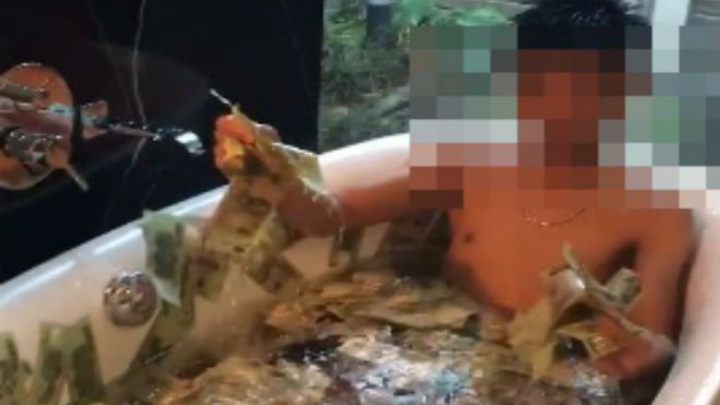 Phản cảm hình ảnh 'thiếu gia' Việt rải đầy tiền vào bồn tắm