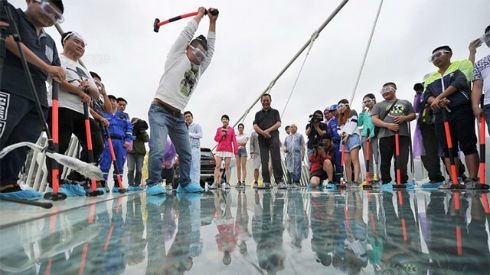 Trước khi mở cửa, du khách được mời đập cầu kính cao nhất thế giới bằng búa tạ thử độ bền