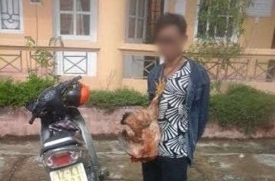 Hoàn cảnh éo le của tên trộm bị người dân treo gà vào cổ
