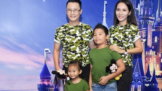 Hoàng Bách vui chơi cùng vợ con tại sự kiện