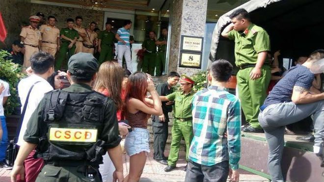 Hàng trăm cảnh sát vũ trang bao vây quán karaoke nhiều 'chân dài' ở đất Cảng