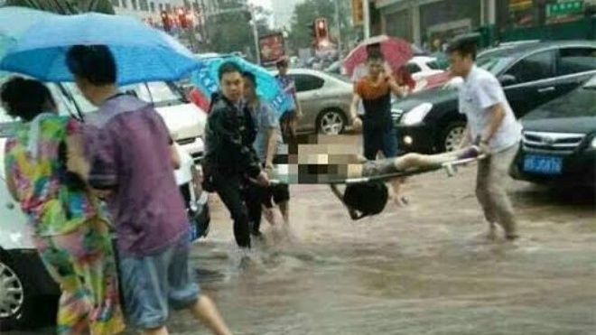 Giúp bà cụ sang đường trong nước ngập, bé gái tử vong