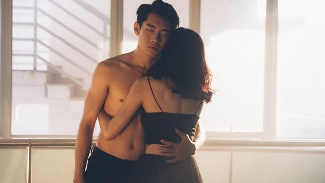 Quang Đăng cởi áo khoe body 6 múi trong bộ ảnh nhảy đôi