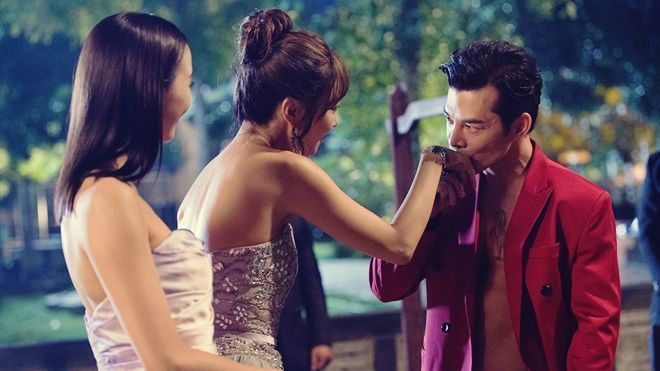 Trần Bảo Sơn tình tứ hôn tay Tiết Khải Kỳ, được các mỹ nhân hàng đầu châu Á vây quanh