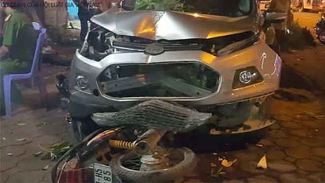 Ô tô điên đâm người trọng thương ở Hà Nội