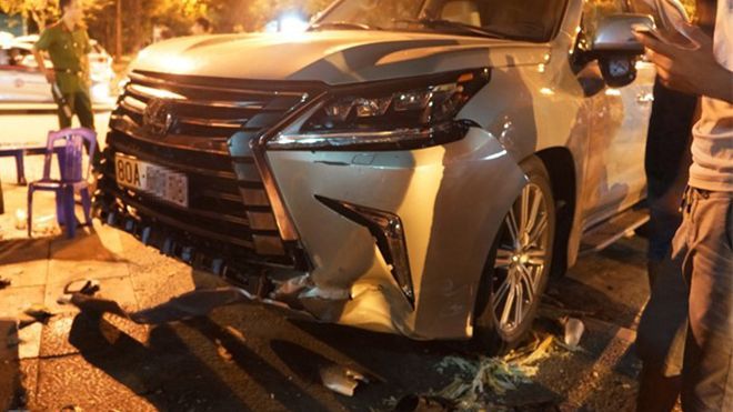Lexus 570 đâm nát nhiều xe máy, 5 người trọng thương