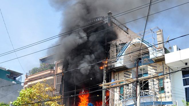 Làm cháy cửa hàng tiền tỷ của hàng xóm khi sửa nhà