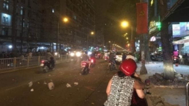 Giông lốc bất ngờ xuất hiện lúc nửa đêm ở Sài Gòn