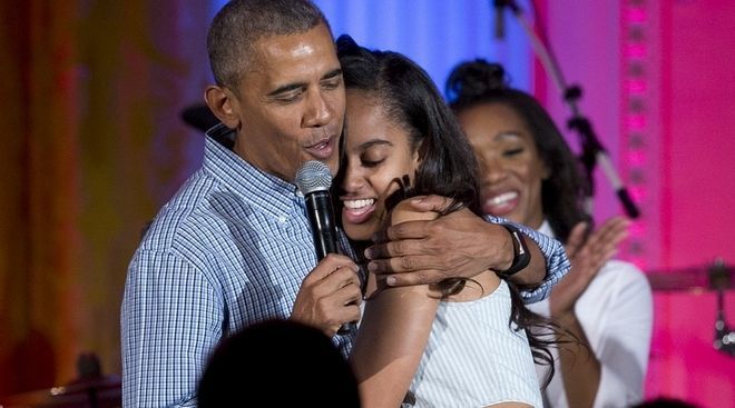 Obama làm con gái 'ngượng' vì hành động không thể dễ thương hơn!