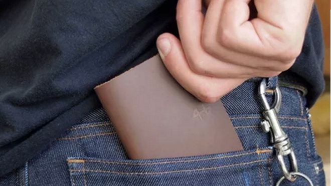 Cất ví tiền sai cách, tất cả nam giới đang phải hứng chịu căn bệnh dai dẳng