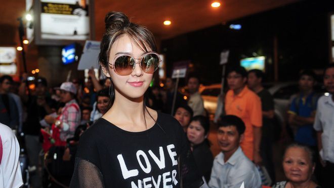 Vừa đến Việt Nam, mỹ nhân đa tài bậc nhất Hong Kong đã gặp sự cố visa ở sân bay