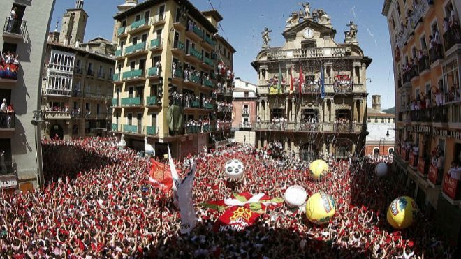 Không thở nổi trước biển người chen chân nhau tại lễ hội chạy đua với bò tót