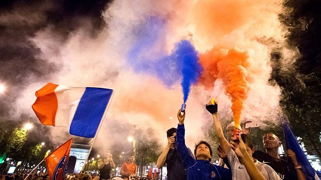 Quốc kỳ Pháp tô đậm nền trời Paris, Pháp hiên ngang bước vào chung kết