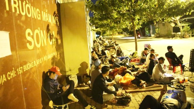 Phụ huynh Sài Gòn trắng đêm xếp hàng xin học mẫu giáo cho con