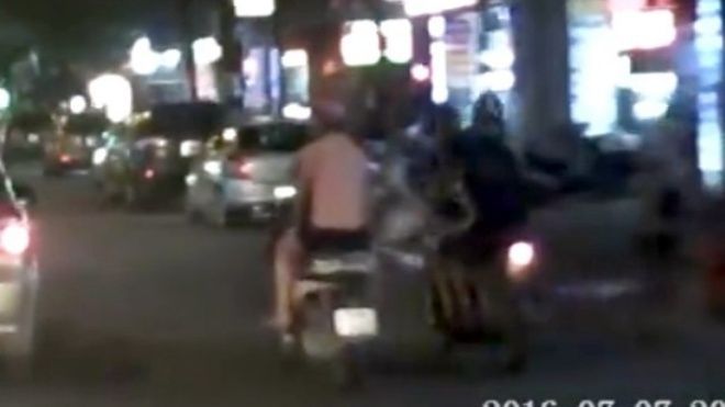 Bị giật túi xách, 2 cô gái đi Liberty suýt đâm vào ôtô