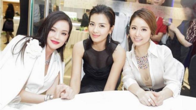 Không phải Triệu Vy hay Lâm Tâm Như, đây mới là gương mặt có quan hệ rộng nhất showbiz