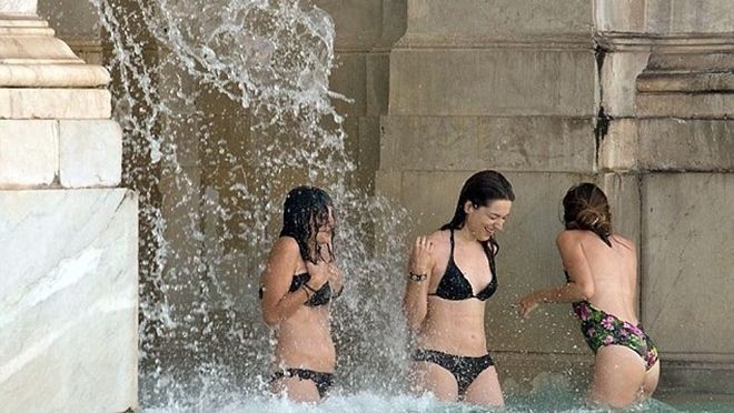 Phẫn nộ 3 cô gái mặc bikini nhảy vào tắm tại đài phun nước lịch sử