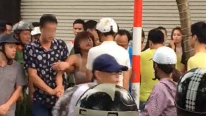 Hà Nội: Thực hư bố vào hát gọi phục vụ gặp đúng con gái