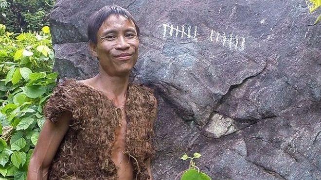 Video theo chân “Tarzan Việt Nam” Hồ Văn Lang trở về rừng xanh gây bão khắp thế giới