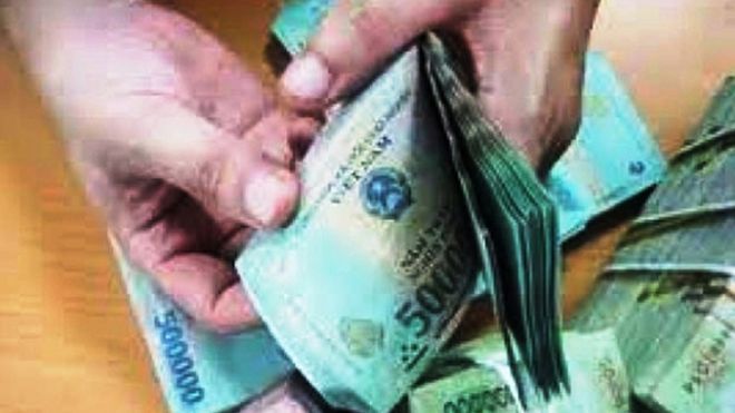 CSGT Thanh Hóa truy tìm chủ nhân bọc tiền trên QL1A