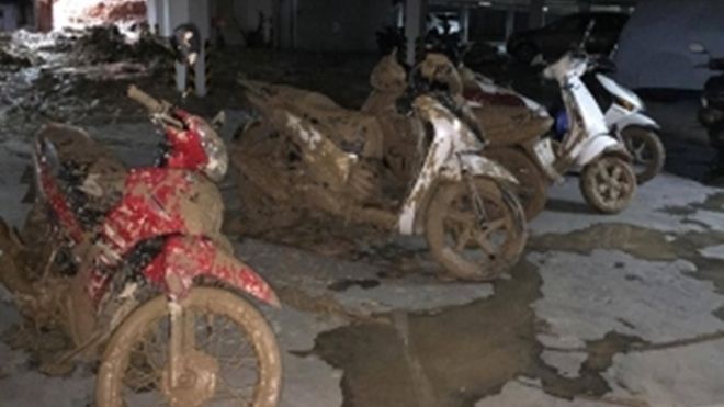 Bùn đất tràn vào chung cư, vùi lấp nhiều xe máy ở Sài Gòn