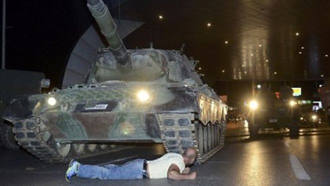Cập nhật đảo chính ở Thổ Nhĩ Kỳ: Nằm dưới bánh ngăn xe tăng