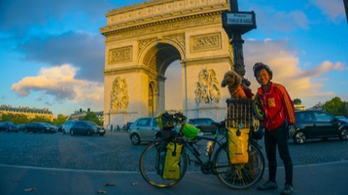 Chàng trai cùng chó cưng đến 23 quốc gia bằng xe đạp khiến dân mạng thích thú