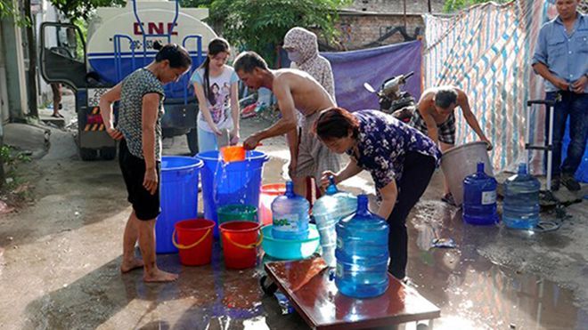 Cảnh người dân Hà Nội xếp hàng xách nước giữa ngày nắng nóng