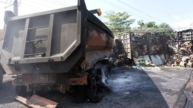 Cháu bé 3 tuổi chết cháy trong xe sau tai nạn liên hoàn