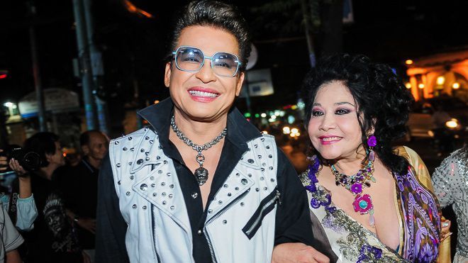 MC Thanh Bạch tay trong tay bên bà xã Thúy Nga ở đám cưới lần thứ 8