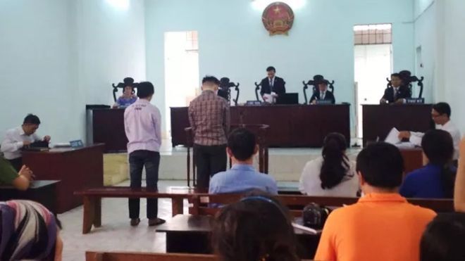 Tòa tuyên phạt hai thanh niên cướp bánh mì 8 - 10 tháng tù