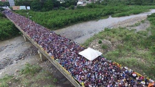 Người Venezuela ùn ùn tràn qua biên giới sang Colombia vì đói