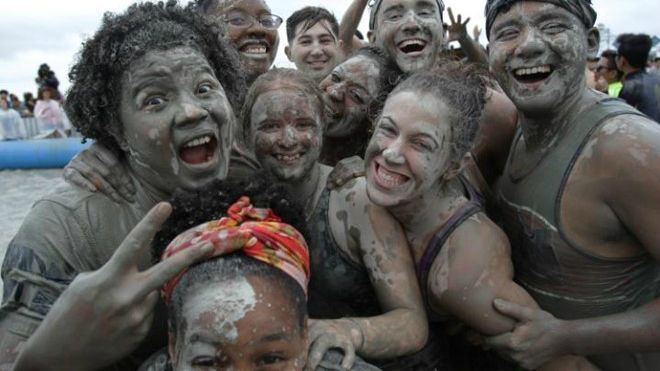 Du khách phấn khích tột đỉnh vật lộn trong lễ hội bùn lớn nhất Hàn Quốc