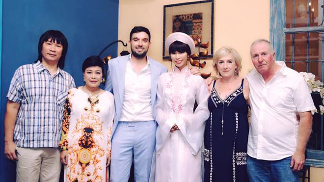 Siêu mẫu Hà Anh dịu dàng áo dài truyền thống trong lễ ăn hỏi