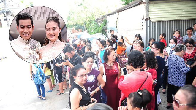 Người dân hiếu kỳ quây kín cổng nhà cô dâu Ngọc Lan trong lễ ăn hỏi