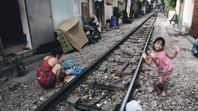 Nhịp sống nhẹ nhàng giữa tiếng còi tàu náo nhiệt chốn Hà thành