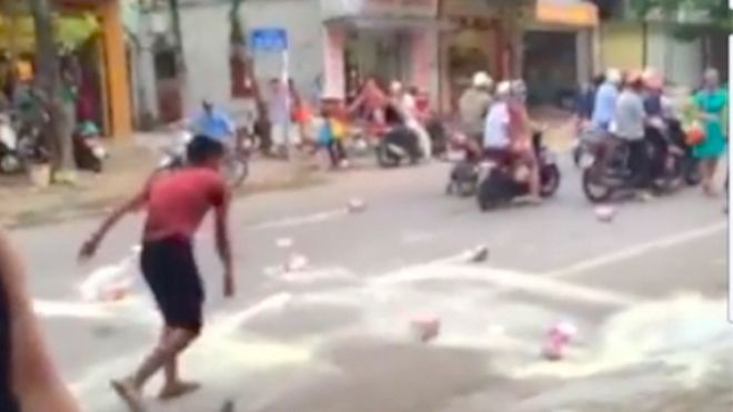 Video ghi lại toàn bộ vụ ông bố bị bắt vì đập sữa trước siêu thị