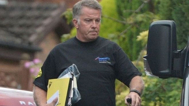 Trúng số 14 triệu bảng vẫn quay lại sửa toilet