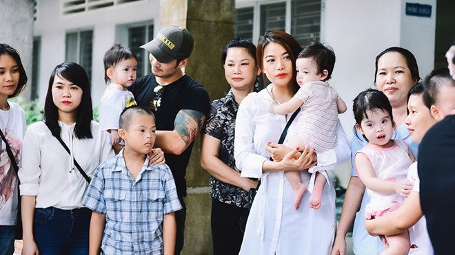 Trương Ngọc Ánh mặc giản dị, sánh đôi cùng 'mỹ nam Truy sát' đi từ thiện