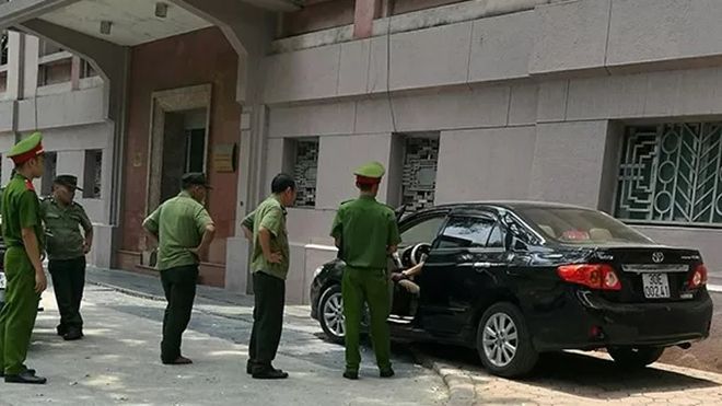 Xử phạt xe dán phù hiệu công an đỗ trên vỉa hè