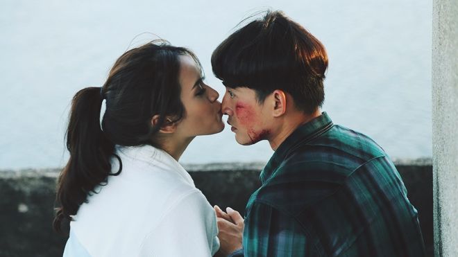 Lương Thế Thành mặt đầy máu nhưng vẫn được người đẹp Tú Vi… hôn