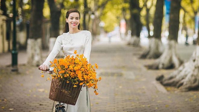 'Bão' ở đâu, Hà Nội trong veo với nụ cười của Hồ Ngọc Hà